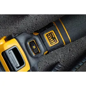 18v-xr-grind-angle-125mm-2x5ah-ps-6962-wlononwcreed9.webp