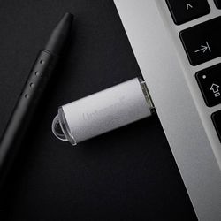 INSUS-256GB_JET_L_2.jpg