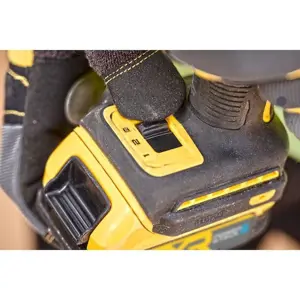 dewalt-dcf870e2t-qw-power-wrench-14-3000-rpm-56-nm-black-yel-68562-wlononwcrfkwp.webp