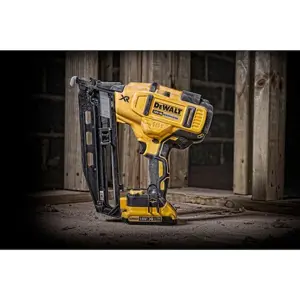 dewalt-dcn660d2-qw-nailerstaple-guns-49940-wlononwcrefoa.webp