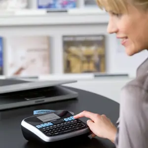 dymo-labelmanager-210d-qwertz-kitcase-9742-wlononwcrour1.webp