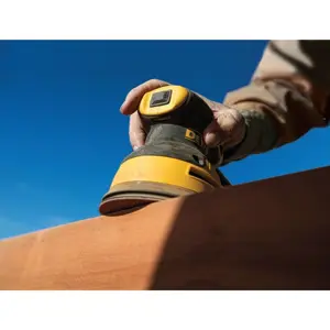 ekscentricna-brusilica-dewalt-dwe6423-12000-opm-280-w-crno-z-24073-neldewsmi0002.webp