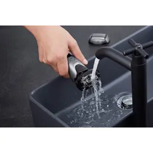 elektricni-brijaci-aparat-panasonic-es-lv69-s803-crnasrebrna-10462-wlononwcrcriu.webp