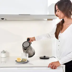 elektricni-cajnik-blackdecker-bxke2201e-2200w-17l-25552-agdbdecze0006.webp