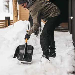 fiskars-1057188-shoveltrowel-snow-shovel-metal-black-orange-38188-wlononwcreefg.webp