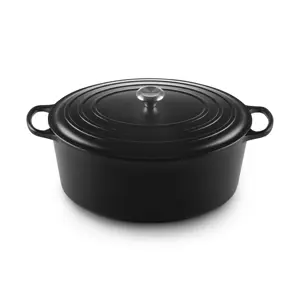 le-creuset-signature-139-l-oval-black-26545-wlononwcrjf02.webp
