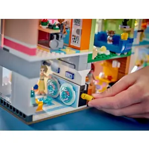 lego-friends-42670-heartlake-city-apartments-and-stores-95408-wlononwcrgpe2.webp