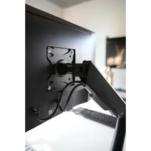 savio-um-01-desk-mount-for-monitor-17-32-2-9-kg-with-gas-spr-31825-monsavmdo0002.webp