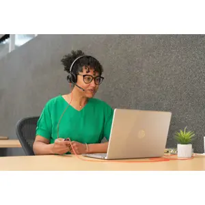 slusalice-poly-blackwire-8225-usb-smanjenje-buke-crne-79899-wlononwcrcmgk.webp