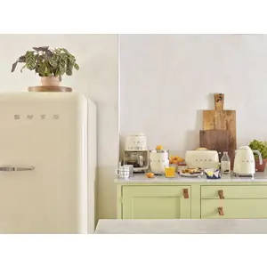 smeg-50s-style-kettles-klf03creu-cream-9793-agdsmecze0007.webp