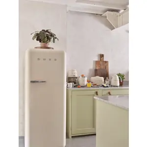 smeg-50s-style-kettles-klf03creu-cream-9964-agdsmecze0007.webp
