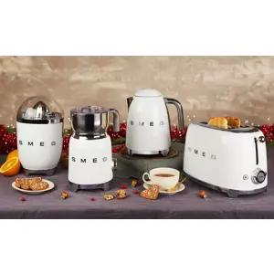 smeg-50s-style-kettles-klf03wheu-white-20668-wlononwcrjee6.webp
