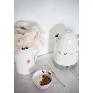 smeg-50s-style-kettles-klf04creu-cream-40202-agdsmecze0006.webp