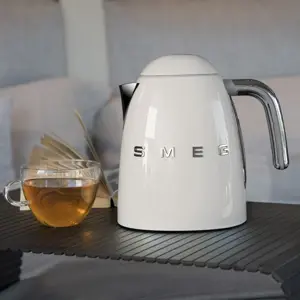 smeg-50s-style-kettles-klf04creu-cream-41557-agdsmecze0006.webp