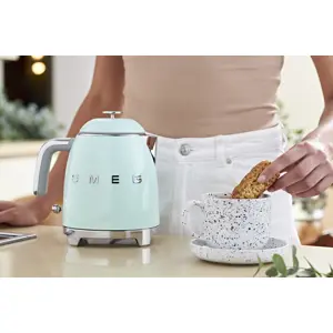 smeg-50s-style-kettles-klf05pgeu-pastel-green-61053-wlononwcrojes.webp