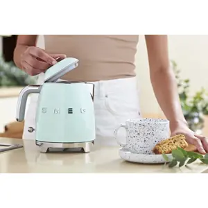 smeg-50s-style-kettles-klf05pgeu-pastel-green-69369-wlononwcrojes.webp