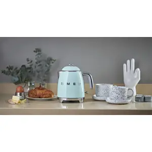 smeg-50s-style-kettles-klf05pgeu-pastel-green-69660-wlononwcrojes.webp