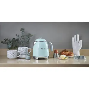 smeg-50s-style-kettles-klf05pgeu-pastel-green-69803-wlononwcrojes.webp