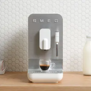 smeg-collection-espresso-coffee-machine-bcc12whmeu-white-21391-agdsmeexp0003.webp