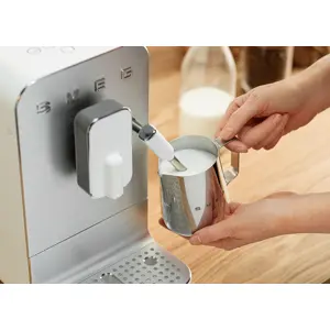 smeg-collection-espresso-coffee-machine-bcc12whmeu-white-48144-agdsmeexp0003.webp