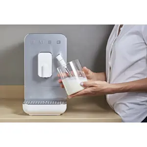 smeg-collection-espresso-coffee-machine-bcc12whmeu-white-58615-agdsmeexp0003.webp