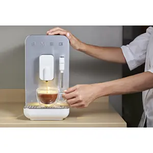 smeg-collection-espresso-coffee-machine-bcc12whmeu-white-59936-agdsmeexp0003.webp