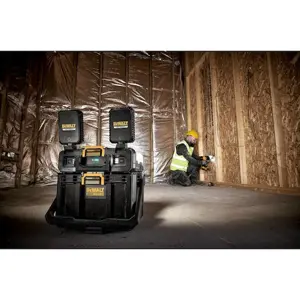 svjetiljka-za-radnu-kutiju-dewalt-toughsystem-20-lighting-bo-22810-wlononwcrbwhy.webp