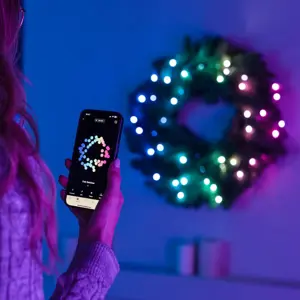 twinkly-pre-lit-wreath-50-rgb-led-green-wire-plug-type-c-77253-oswtwkolc0061.webp