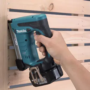zszywacz-akumulatorowy-18v-dst221z-makita-7413-nakmakzsz0002.webp
