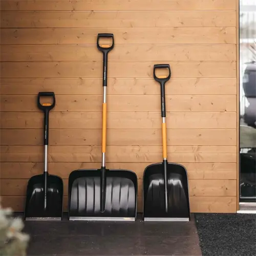 fiskars-1057188-shoveltrowel-snow-shovel-metal-black-orange-36624-wlononwcreefg.webp