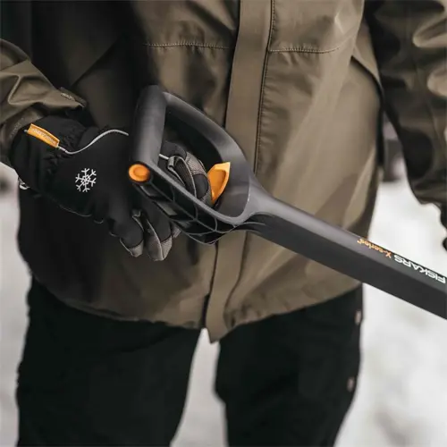 fiskars-1057188-shoveltrowel-snow-shovel-metal-black-orange-36928-wlononwcreefg.webp