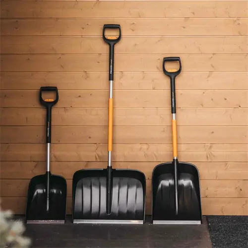 fiskars-1057189-shoveltrowel-snow-shovel-metal-black-orange-69717-wlononwcreefi.webp